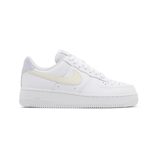 Tenis Nike Wmns Nike Air Force 1"07 Blanco Dorado